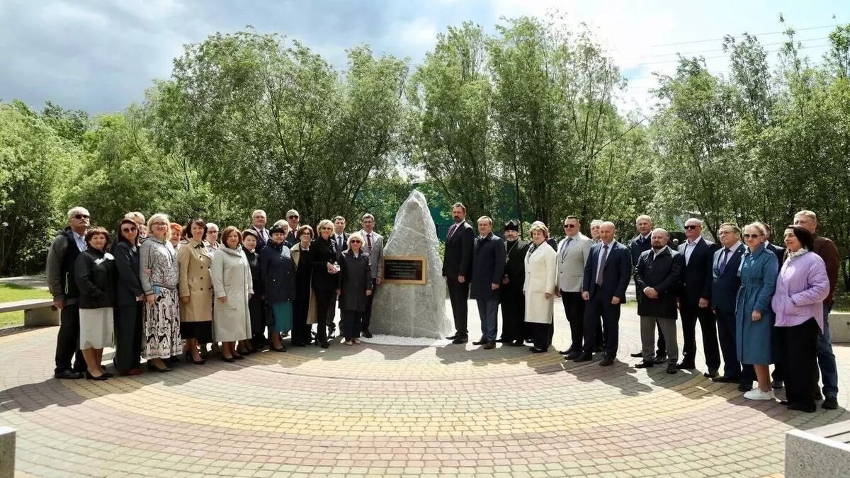     В Сургуте собирают деньги на возведение памятника в сквере «Старожилов». Таким образом планируется почтить медиков, которые спасают жизни.