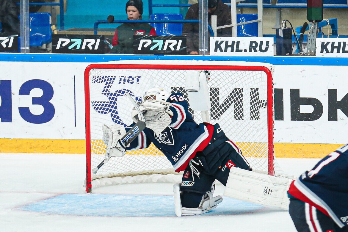 ​Из-за неудачной игры Гарипова Леонтьев был вынужден вызвать из «Ижстали» Филиппа Долганова. Фото: hcnh.ru