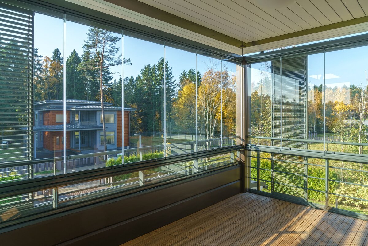 Жалюзи и металлический декор на террасе с раздвижным остеклением