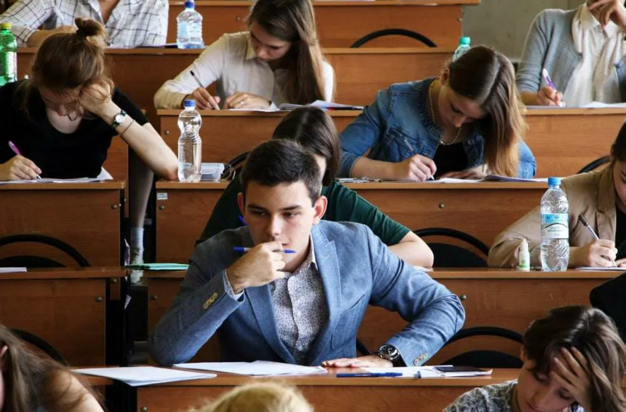 Сдача сессии университет. Студенты в вузе. Экзамен в вузе. Студент на экзамене. Вступительные экзамены в вузы.