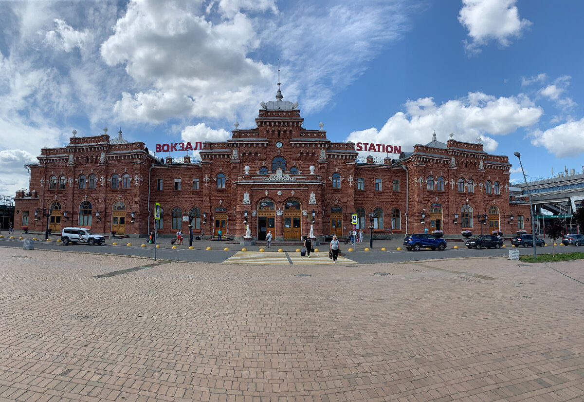 Здание вокзала в Казани. Построен в 1896 году. В 1992 в результате страшного пожара, от здания остался один фундамент и только к 1996 году, здание восстановили по старым чертежам, сохранив его в  первоначальном виде.