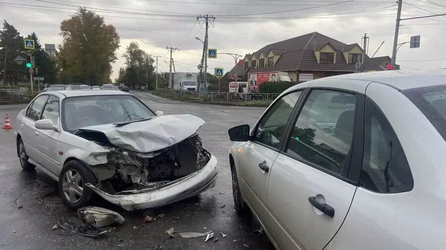     В Абакане на Маршала Жукова столкнулись три автомобиля. В ДТП пострадали два человека, среди них один — ребенок.