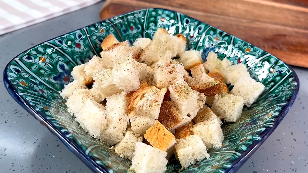 Салат с крабовыми палочками, сыром и помидорами