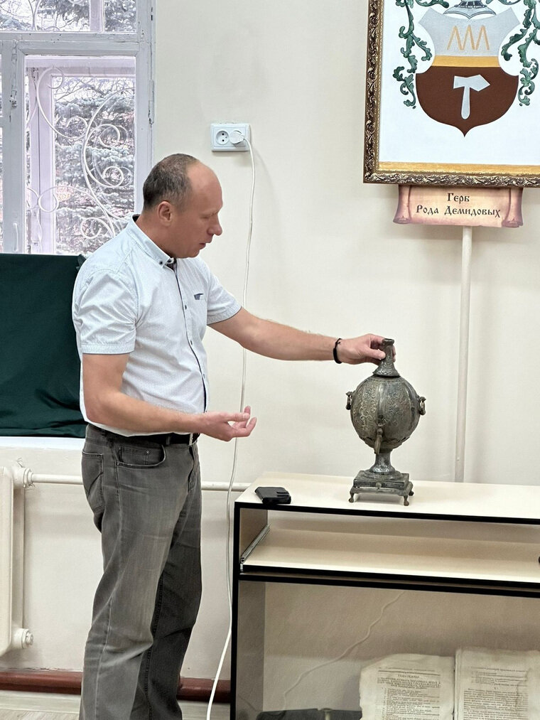    Вячеслав Шембек презентует уникальный экспонат