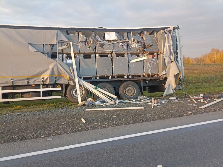    Избежать тяжелых последствий помогло то, что грузовики столкнулись лишь по касательной