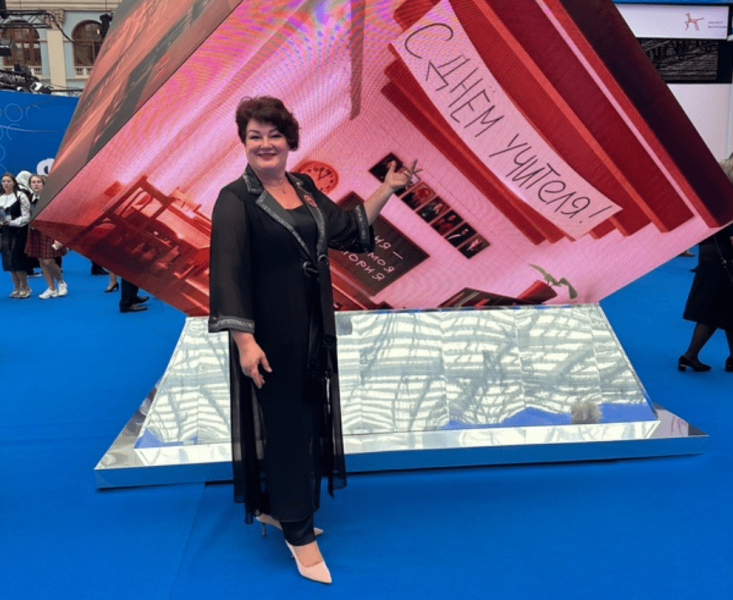 Великолукский педагог получила благодарственное письмо от президента. Фото: пресс-служба правительства Псковской области