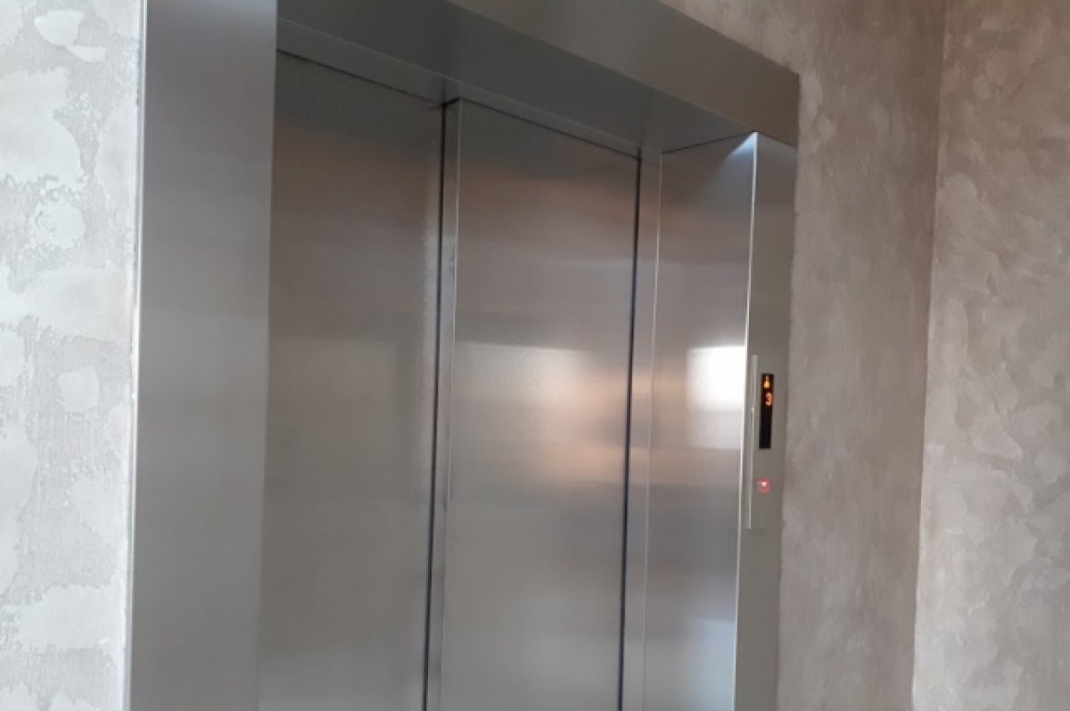    Тюменец застрял в лифте с ребенком и повредил кабину топором