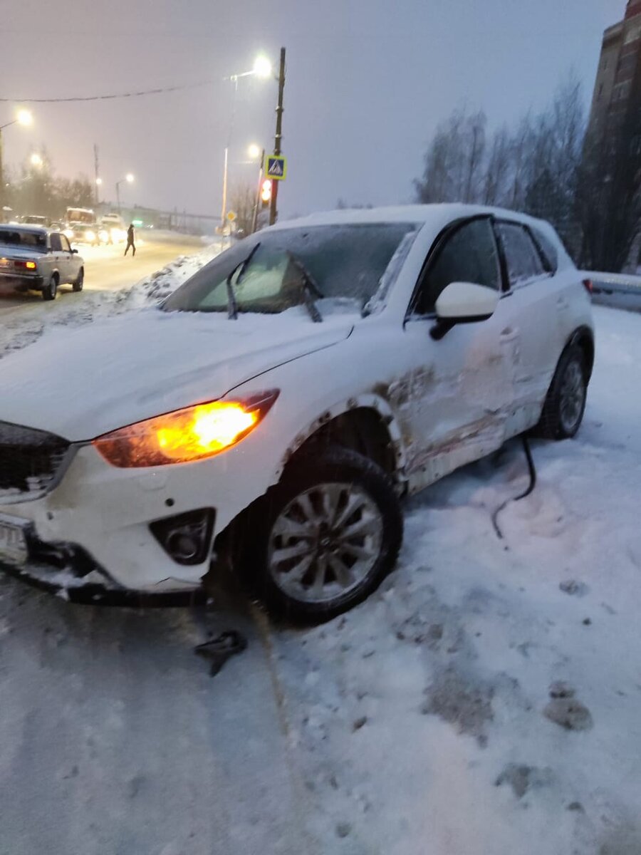 Вот так раскорячились у остановки...