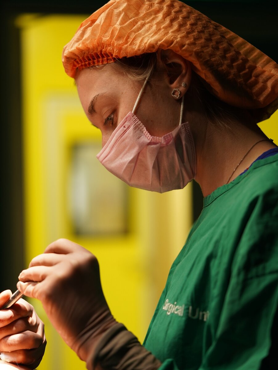 Хирург Валерия Синяева в операционной