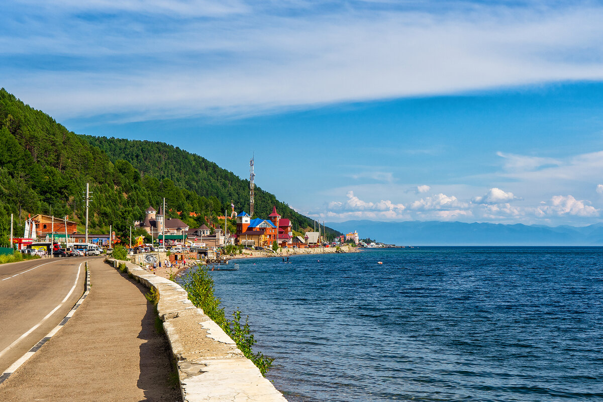Поселок Листвянка на берегу Байкала
