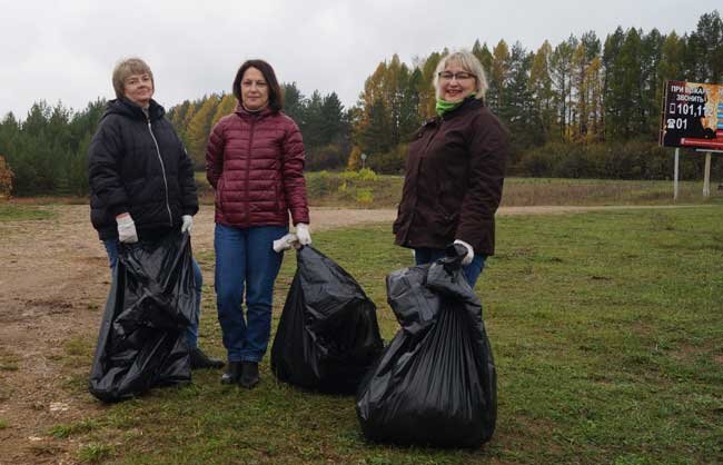 «У стелы прибираемся уже третий год и видим, что становится чище», - говорят работницы отдела молодёжной политики и туризма