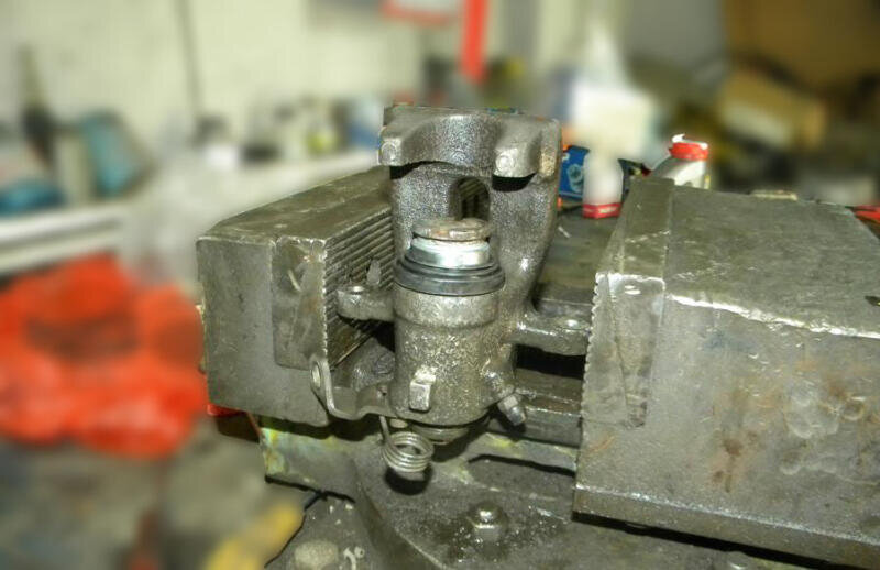 Задний суппорт — почему подклинивает и что с этим делать | bibimot | Дзен