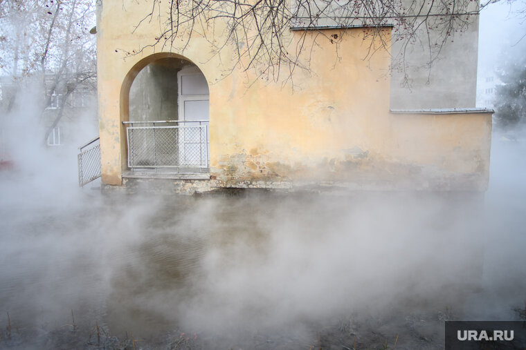    Проезжую часть улицы подтопило из-за аварии на сетях (архивное фото)