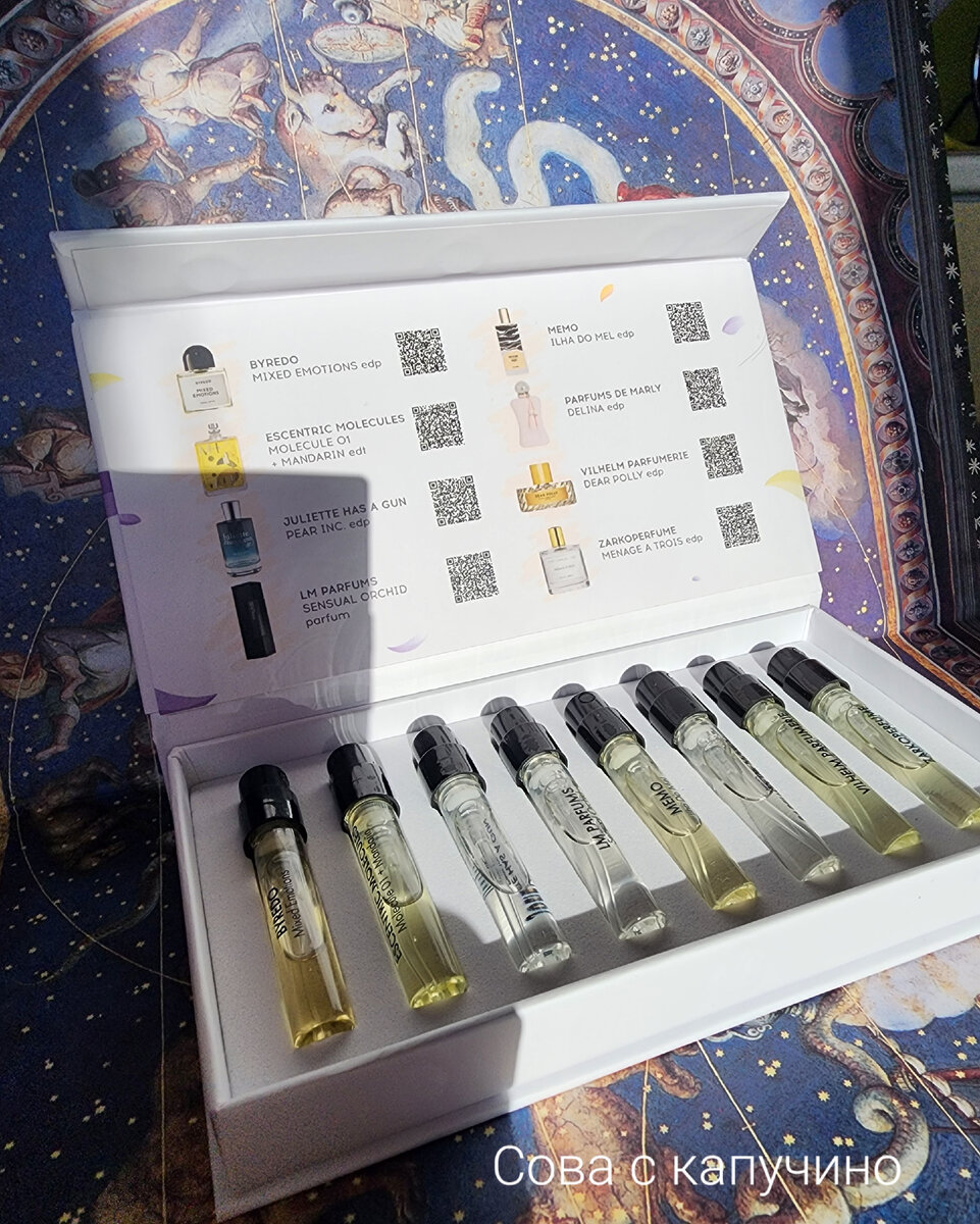 8 пробников по 1,5 мл. На каждом - гравировка с названием бренда и парфюма. Очень удобно, не перепутать.