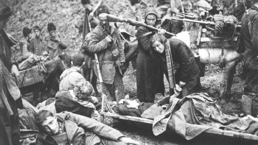 Раненые бойцы 2-й Далматинской бригады на горе Милинклада около Сутьески, 9 июня 1943 года. Источник: Общественное достояние