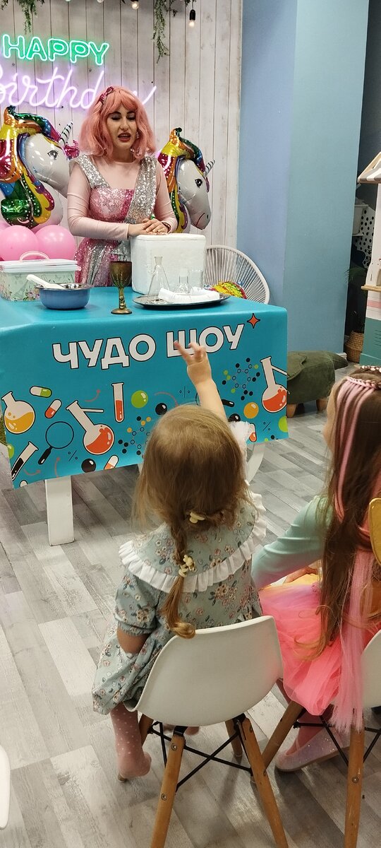 Причёска у Эли с колоском не выдержала и десяти минут, потом бегала так, как на фото