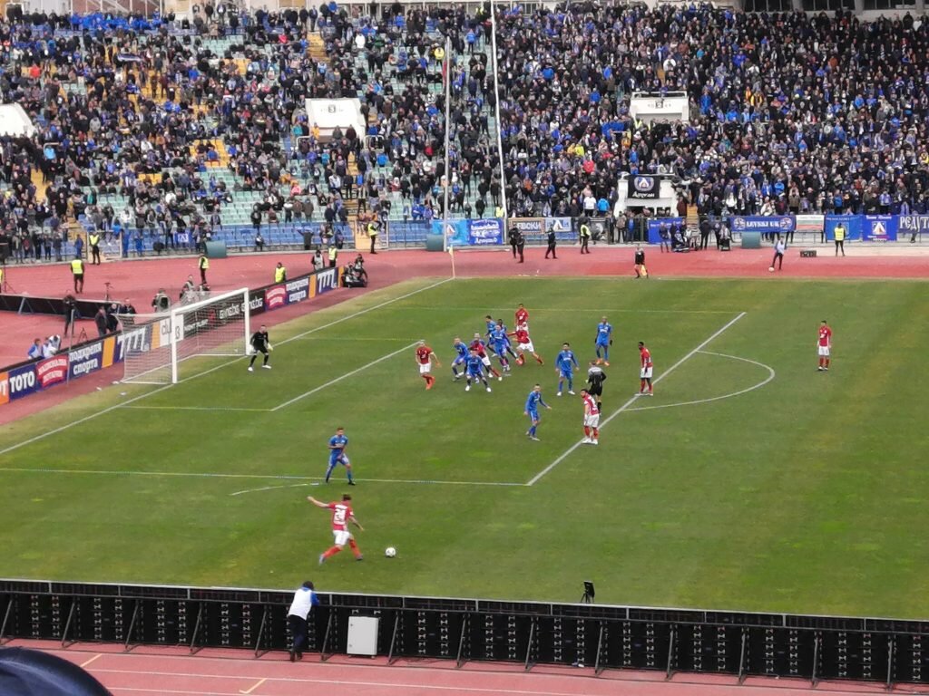 Игровой момент с одного из софийских «Вечных дерби». Фото: Виктор Бобров