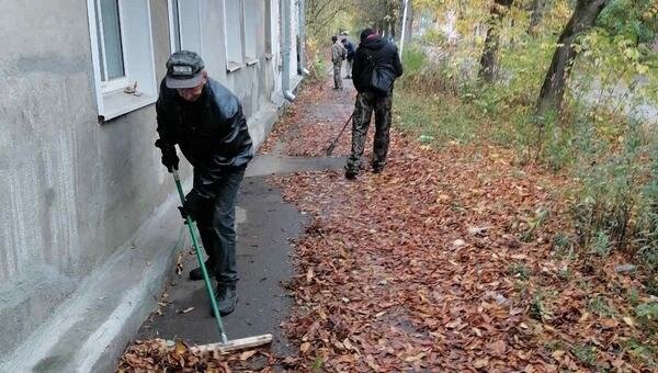     В Иванове опавшую листву убирают машинами и вручную