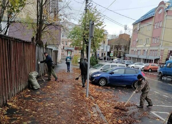     В Иванове опавшую листву убирают машинами и вручную