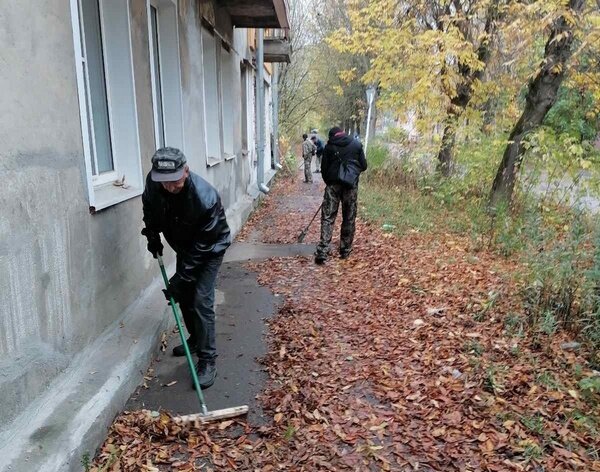     В Иванове опавшую листву убирают машинами и вручную