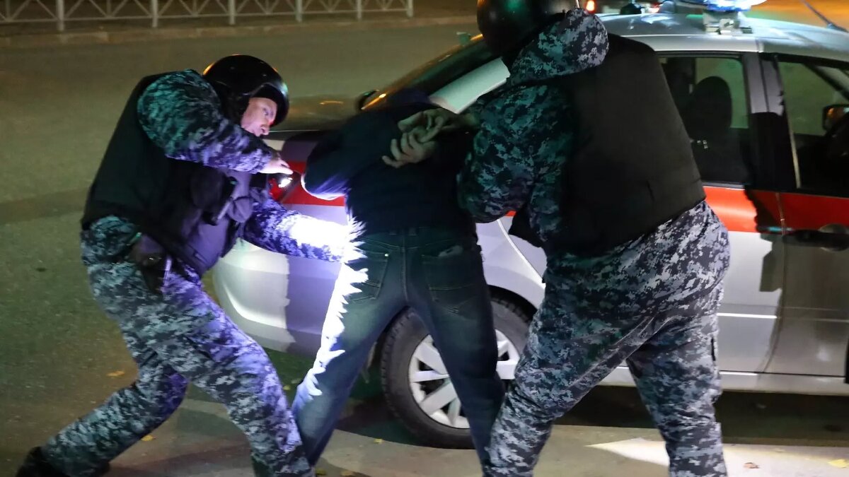     Житель Махачкалы напал на учительницу из Москвы, с которой у него был курортный роман, сообщает Telegram-канал Don_Mash.