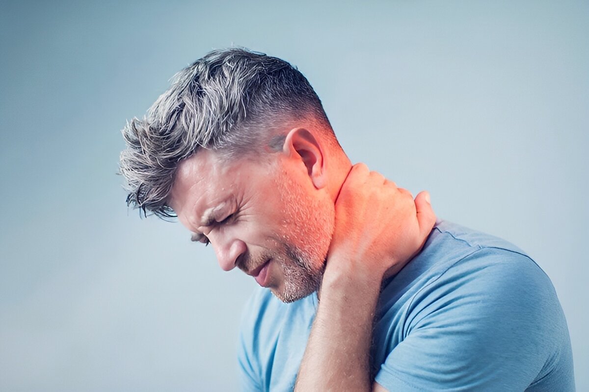 Боль в шее является одной из наиболее распространенных проблем опорно-двигательного аппарата. Симптомы могут различаться по тяжести и продолжительности в зависимости от основной причины.