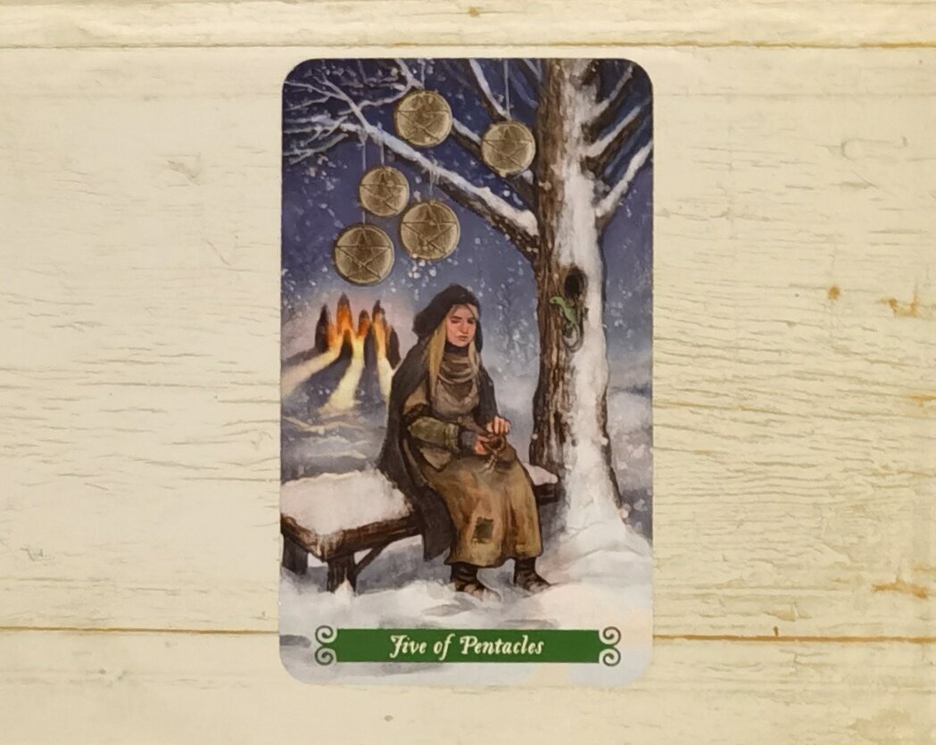 Аркан "Пятерка Пентаклей". "Таро Зеленой Ведьмы".