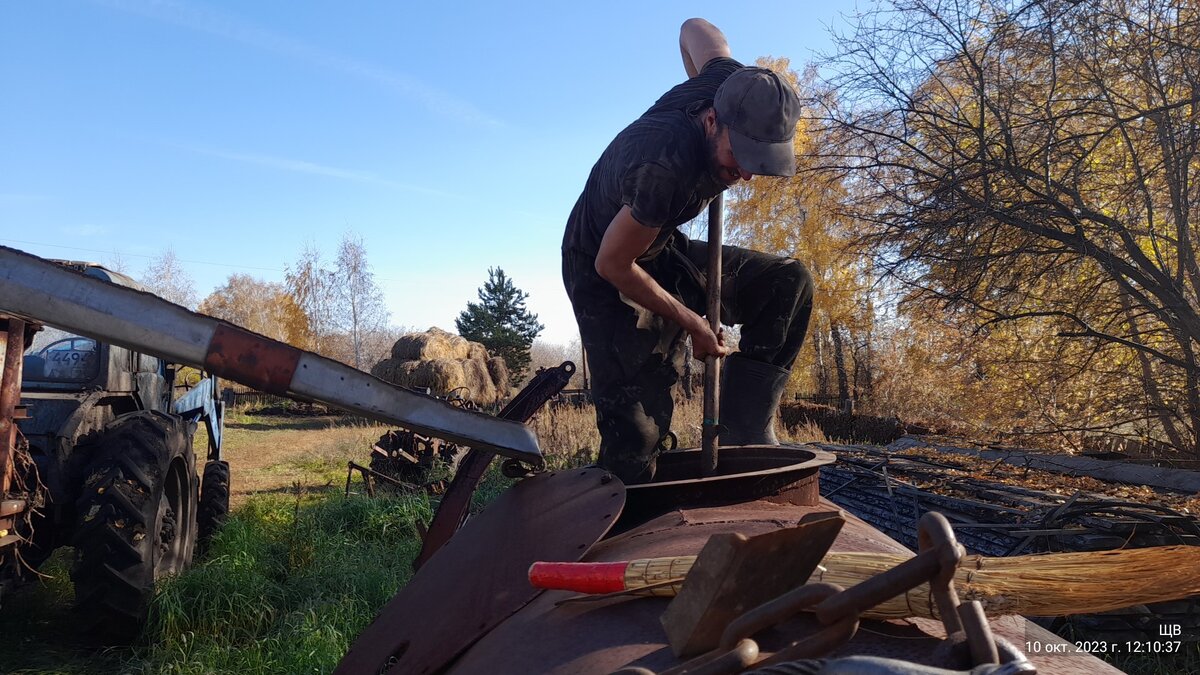 не удобно в бочку сыпать. Пришлось несколько раз выскакивать с телеги, на бочку залезать и распихивать то зерно в дальнюю стенку. 