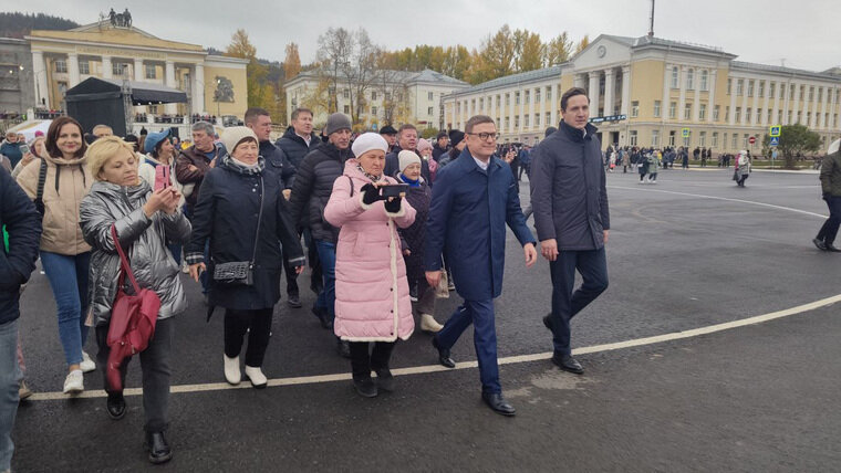    Губернатор Текслер Алексей Текслер прошелся с жителями по новому мосту