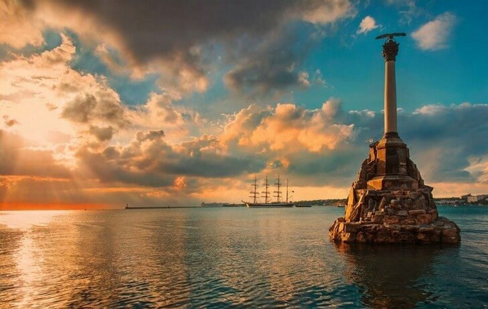 Памятник затопленным кораблям 