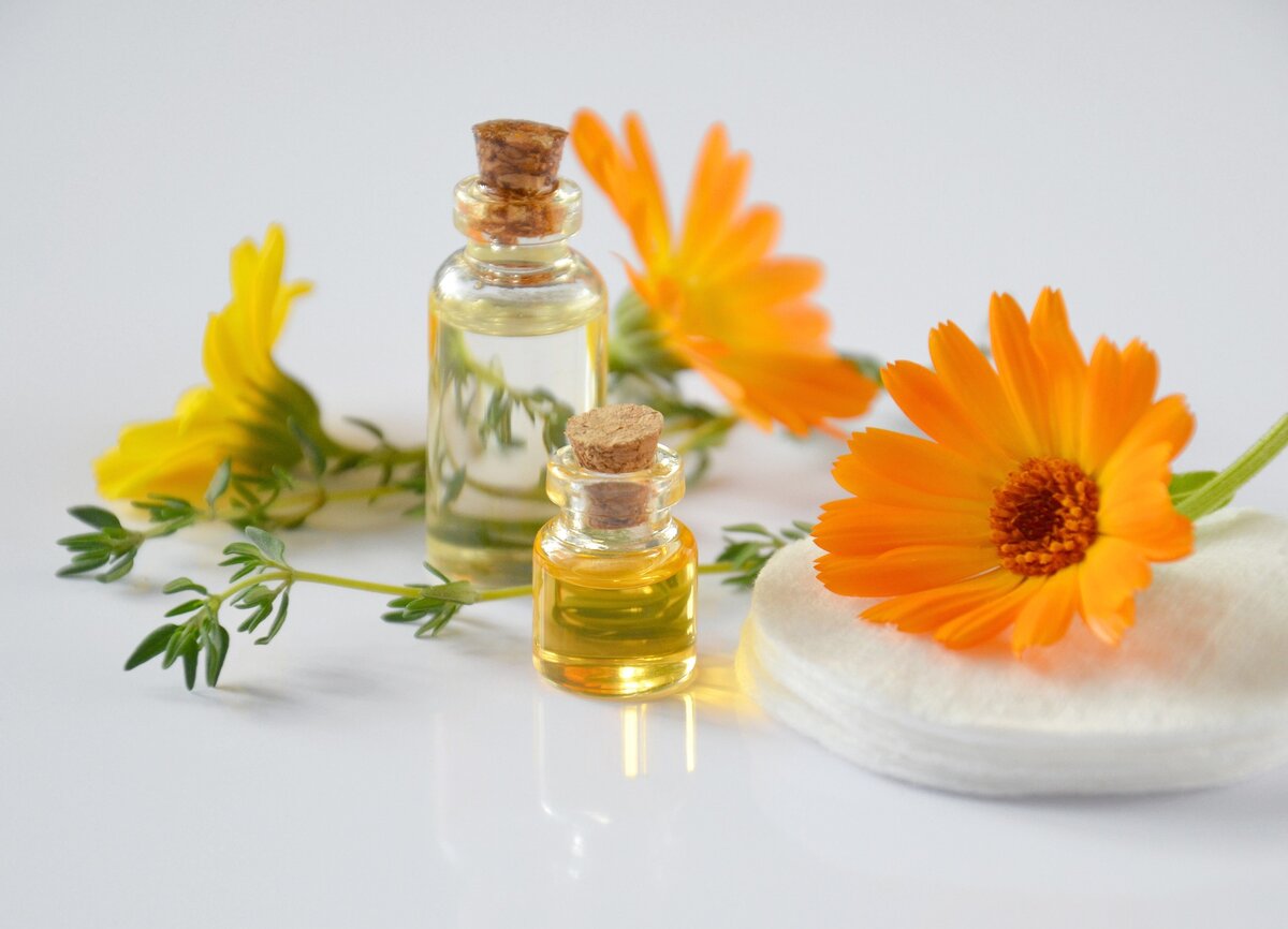 https://pixabay.com/photos/essential-oils-cosmetology-2738555/