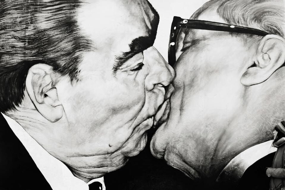 Фото граффити « Господи! Помоги мне выжить среди этой смертной любви » от Дмитрия Врубеля в East Side Gallery / Фото получено из свободного доступа /