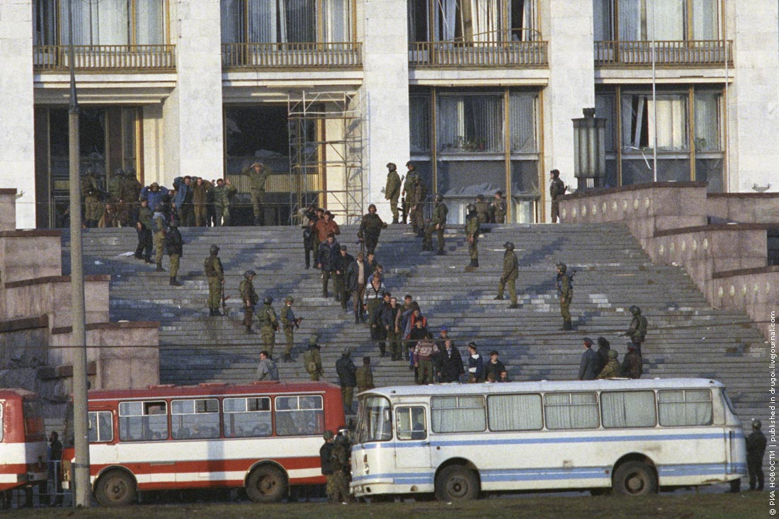 Для меня это был финал детектива. Я наслаждался этим». Как Булат Окуджава  радовался расстрелу Дома Советов | Цветок кактуса I Звёздные судьбы | Дзен