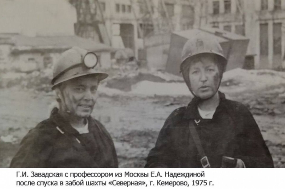    Галина на фото слева.