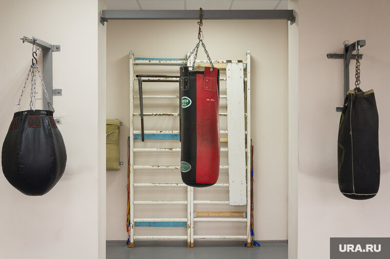    Жители Ждановки восстанавливают спортзал (архивное фото)