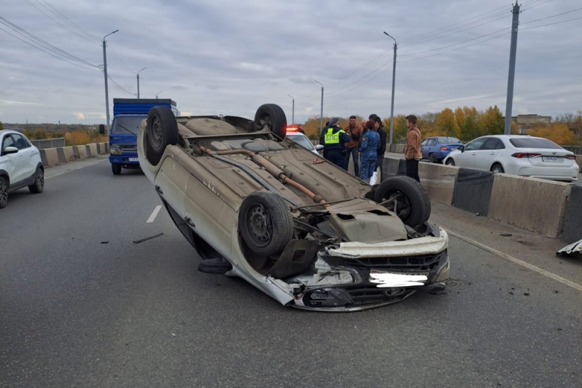 Автомобиль перевернулся на крышу на Копейском шоссе в Челябинске |  АиФ-Челябинск | Дзен