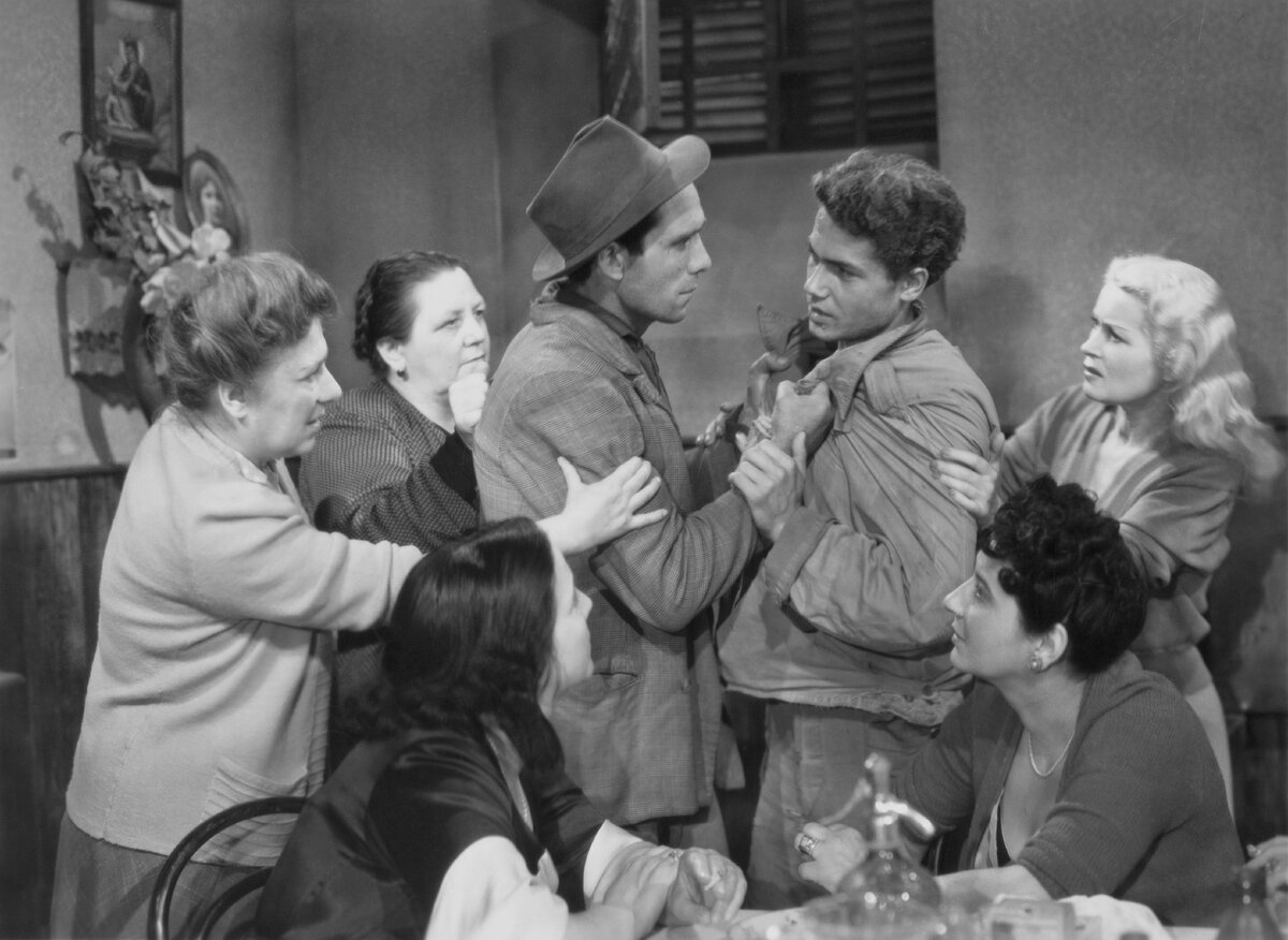 Кадр из фильма "Похитители велосипедов" (1948)