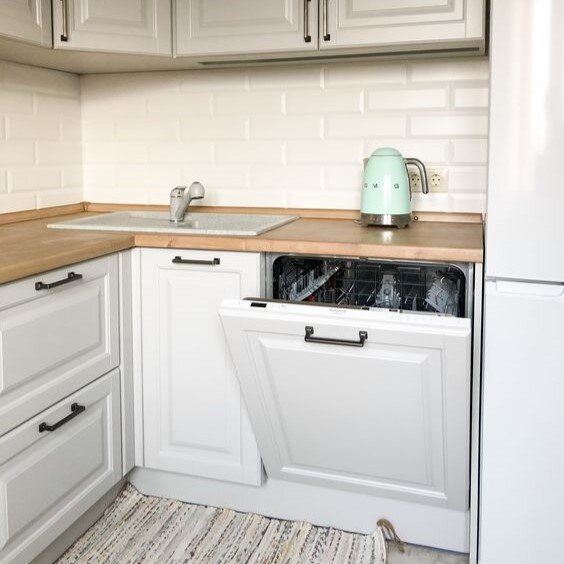 Кухня с пристеночным бортиком. Соответствие у Первой мебельной: ЛОТАРИНГИЯ