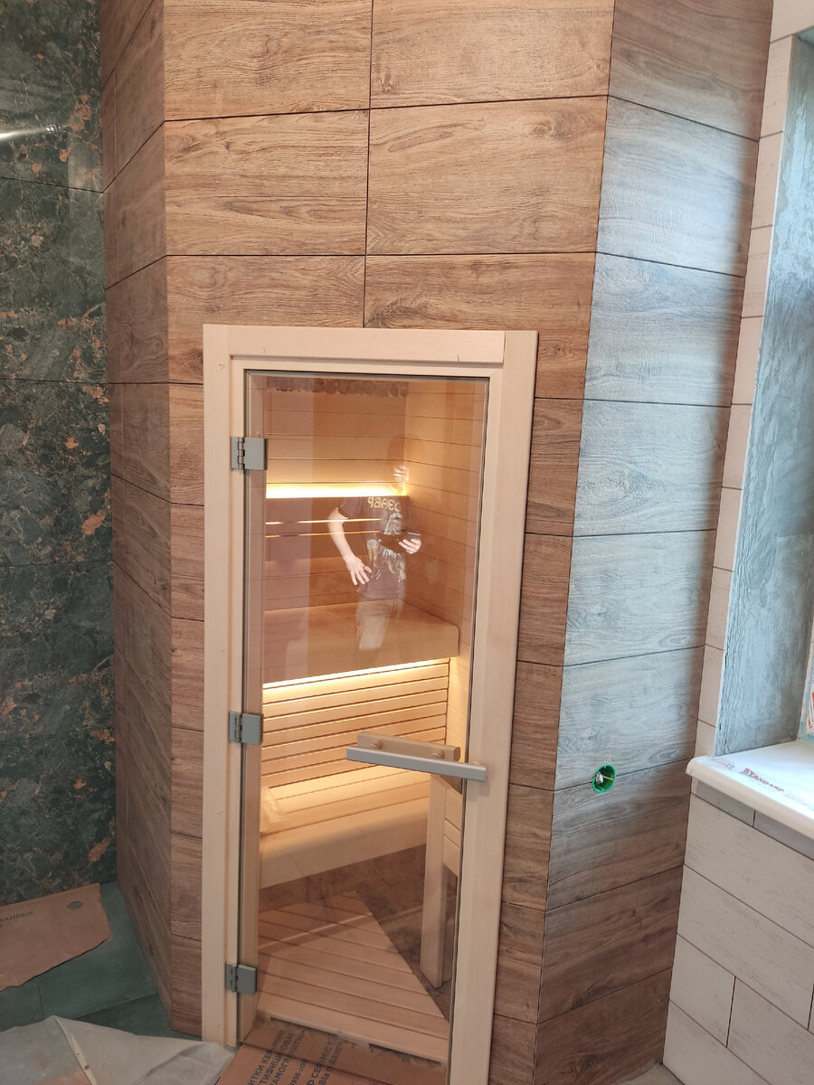Вид на сауну из ванной комнаты