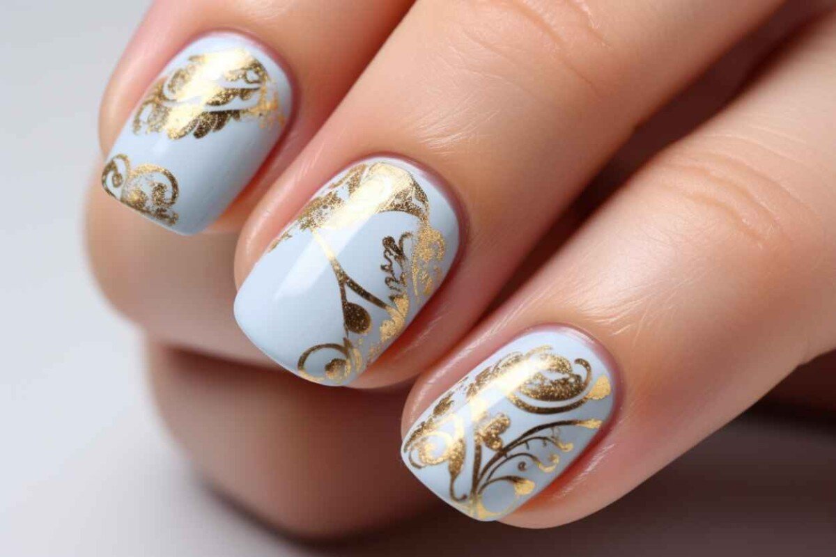 Новогодний дизайн ногтей в красно-золотых тонах