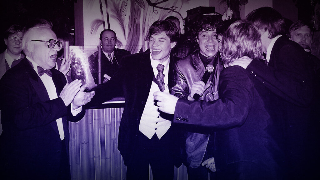 Владимир Ворошилов, группа «На-На» и затесавшийся Александр Бялко. Фото из фан-группы «Что? Где? Когда?» в ВК.