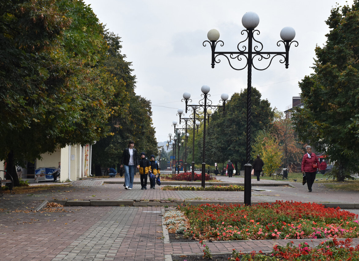 Украшением улицы Доватора является современная пешеходная зона. Фото Светланы ОСЕЦКОЙ.