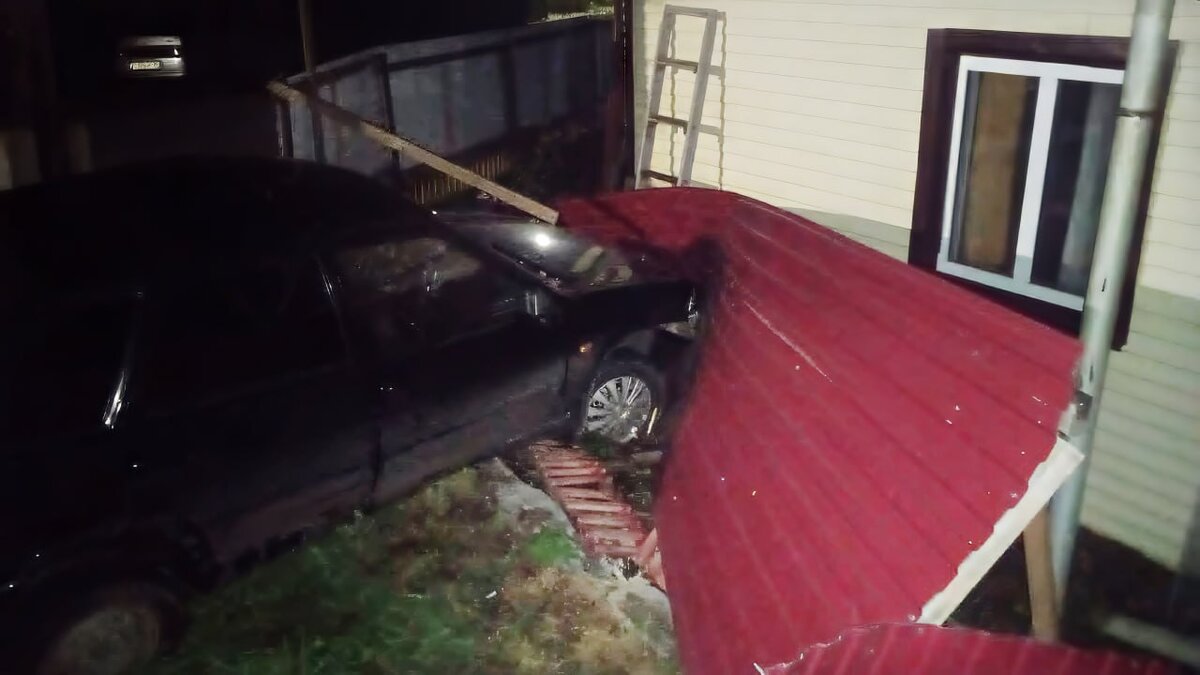  📷    В Кувандыке пьяная автоледи протаранила металлический забор. Пассажирка получила травмы Кристина Просвиркина
