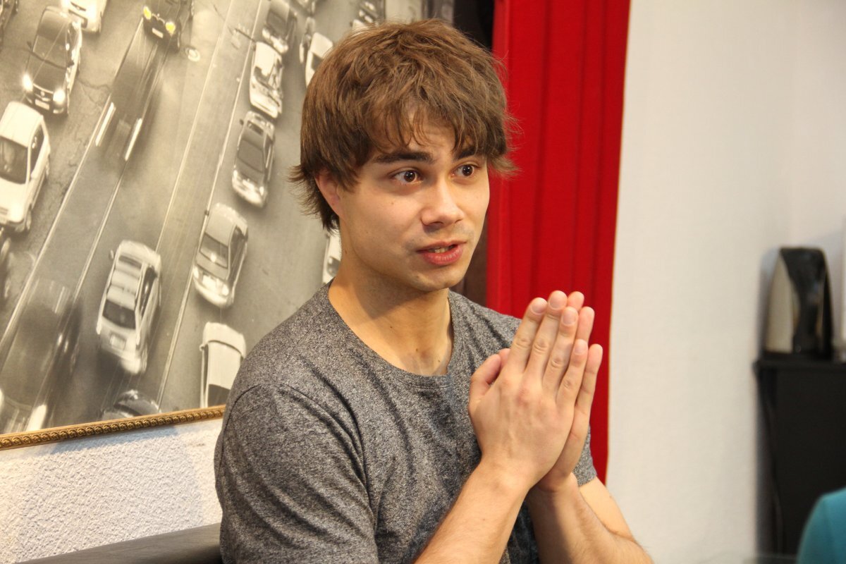    Победитель Евровидения Рыбак обратился в суд из-за преследующей его фанатки