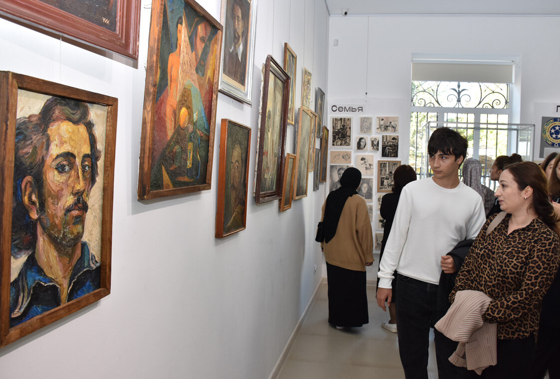 Большой интерес у посетителей выставки вызвали автопортреты художника. Фото Светланы ОСЕЦКОЙ.