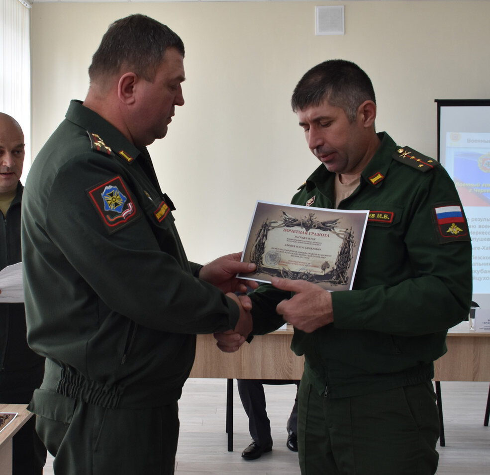 Военком республики Сергей Белобородов вручает благодарственное письмо военкому г. Черкесска Марату Аджиеву. Фото автора.