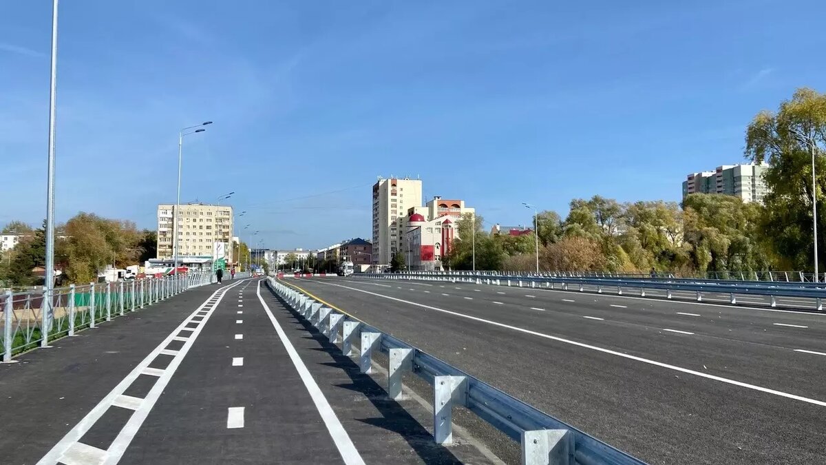     В Приволжском районе Казани открыли мост через озера Нижний и Средний Кабан на Назарбаева. Движение доступно как для автомобилистов и общественного транспорта, так и для пешеходов и велосипедистов.