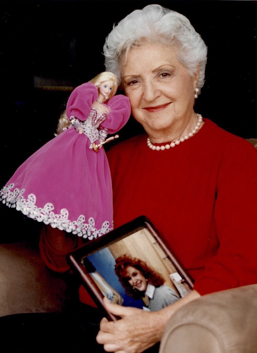 Рут Хэндлер держит куклу Барби и фотографию своей дочери Барбары, в честь которой и назвала культовую куклу.