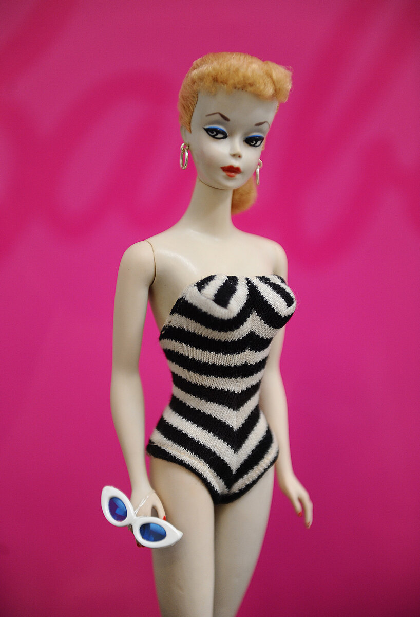 Самая первая кукла Барби, вышедшая в продажу 9 марта 1959 года.