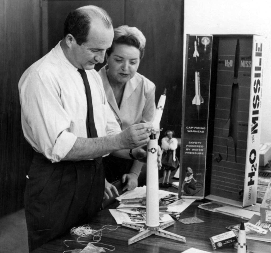 Эллиот и Рут Хэндлеры в начале своей карьеры производителей детских игрушек